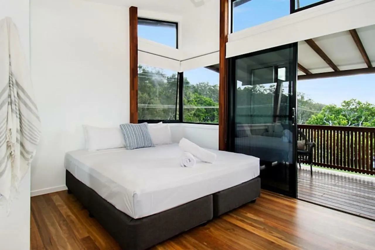Canopy 1 Byron Bay 0*,